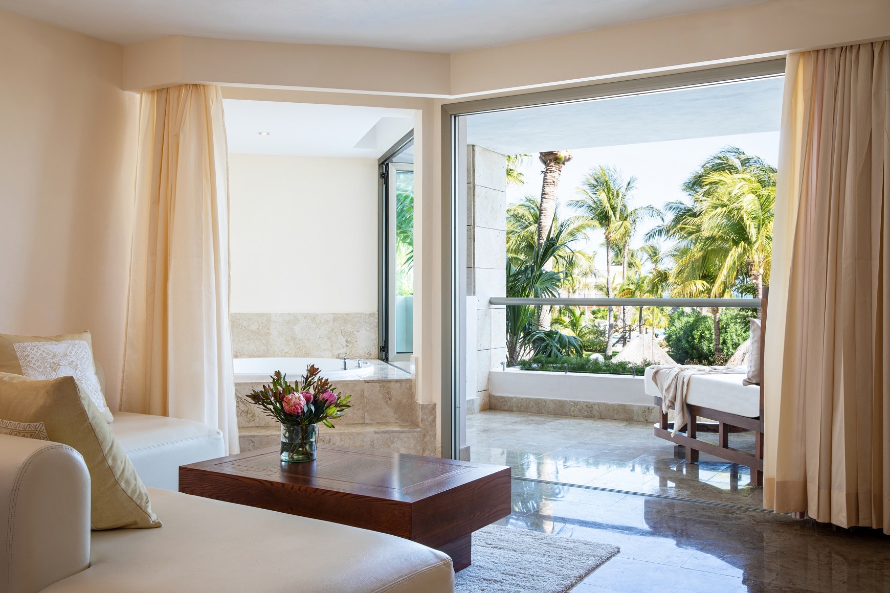 excellence-laya-mujeres-junior_suite_pool_view_hr