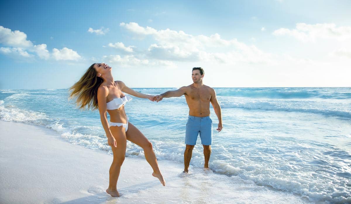 sun-palace_beach_couple_laugh
