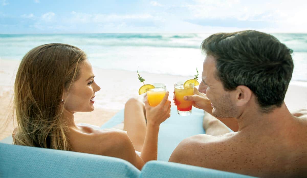 sun-palace_beach_couple_toast