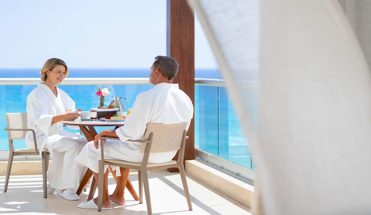 sun-palace_couple_balcony_breakfast