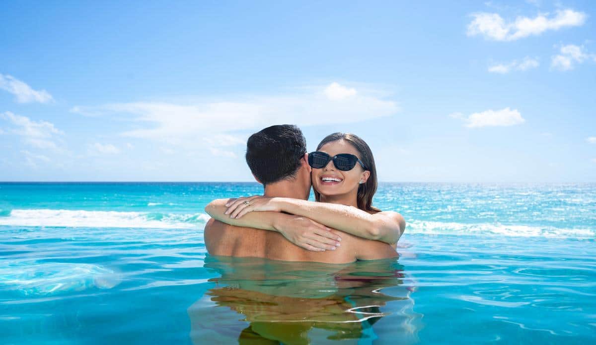 sun-palace_couple_pool_1
