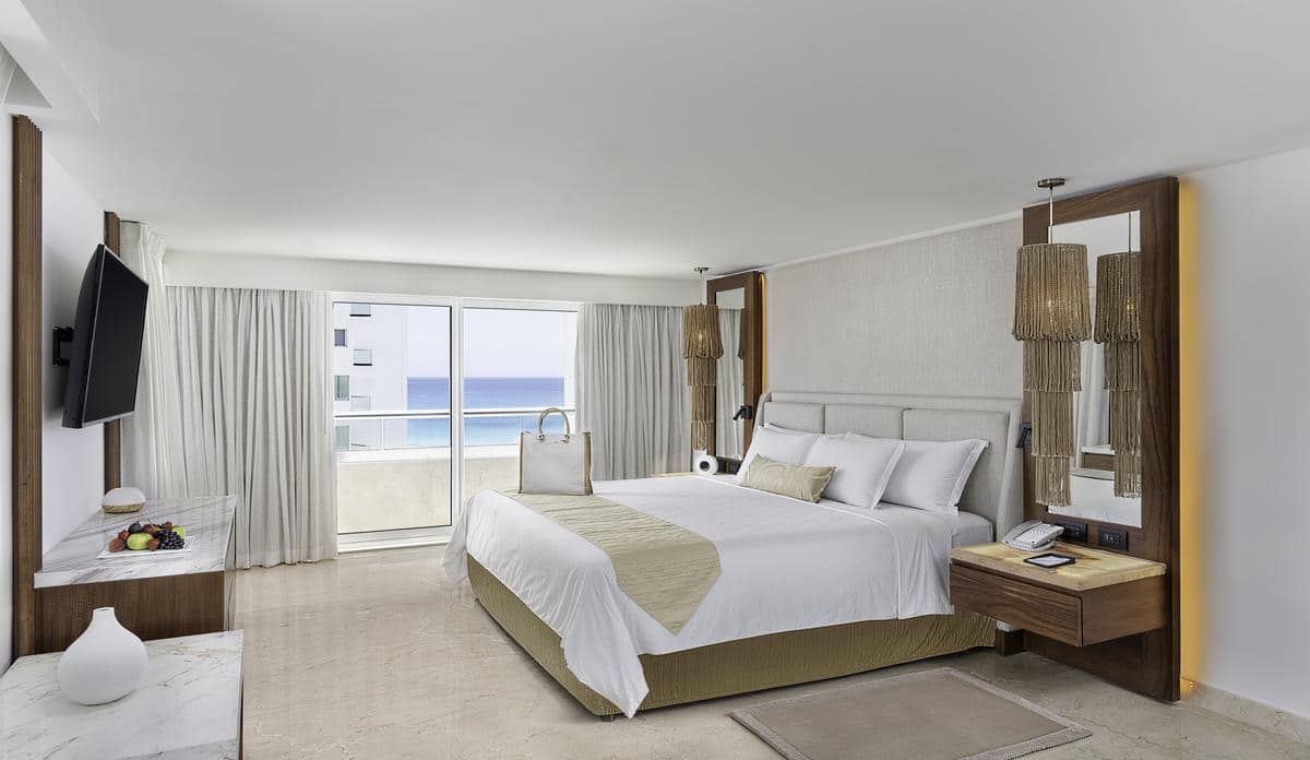 sun-palace_governor_suite_bedroom