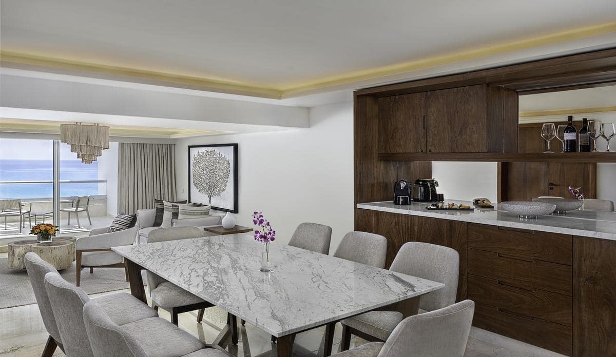 sun-palace_governor_suite_lvg_room
