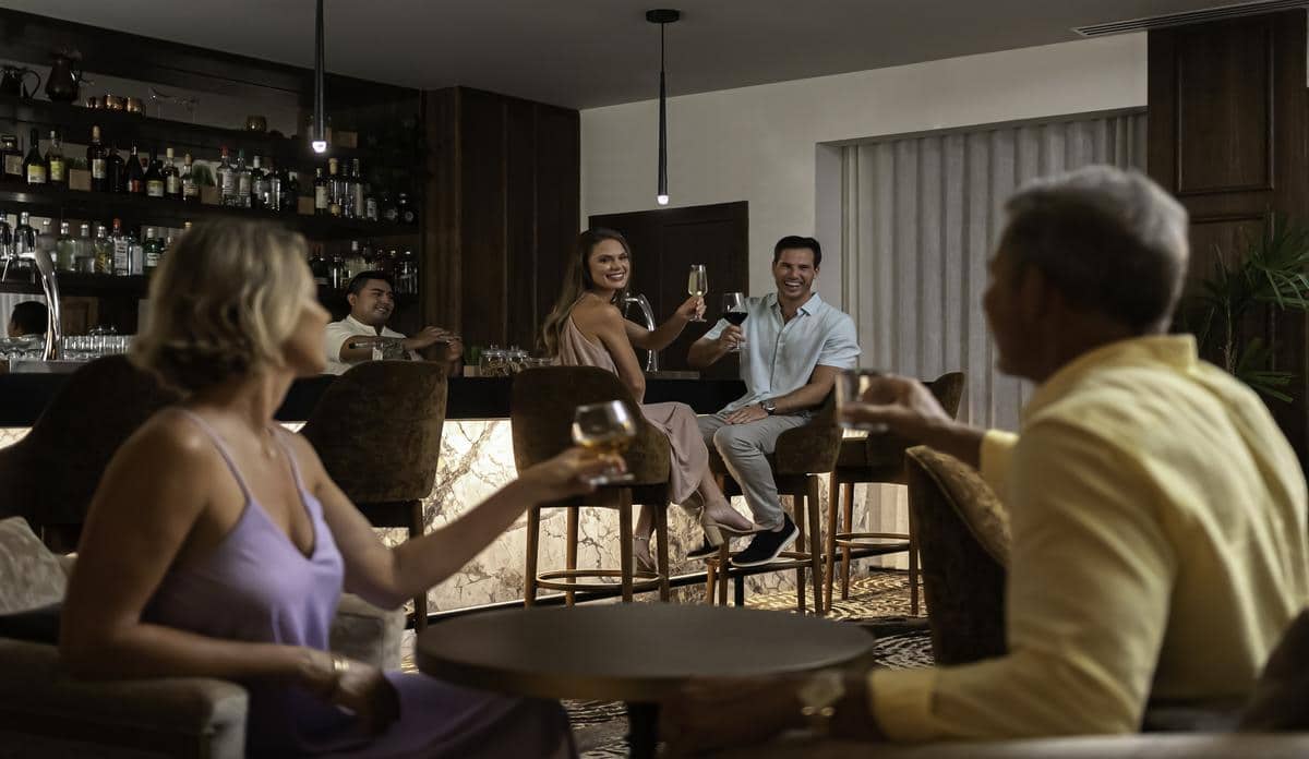 sun-palace_lobby_bar_couples