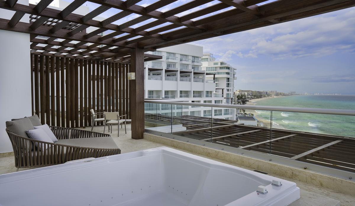 sun-palace_presidential_suite_balcony