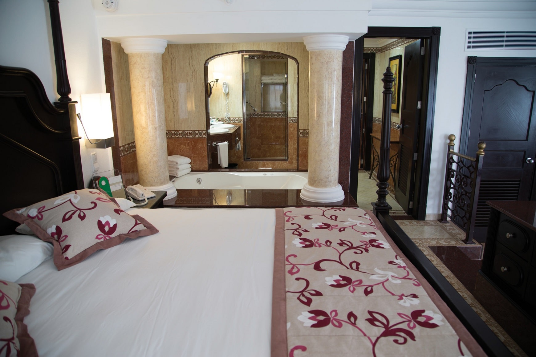 riu-palace-aruba-ocean-view-jacuzzi