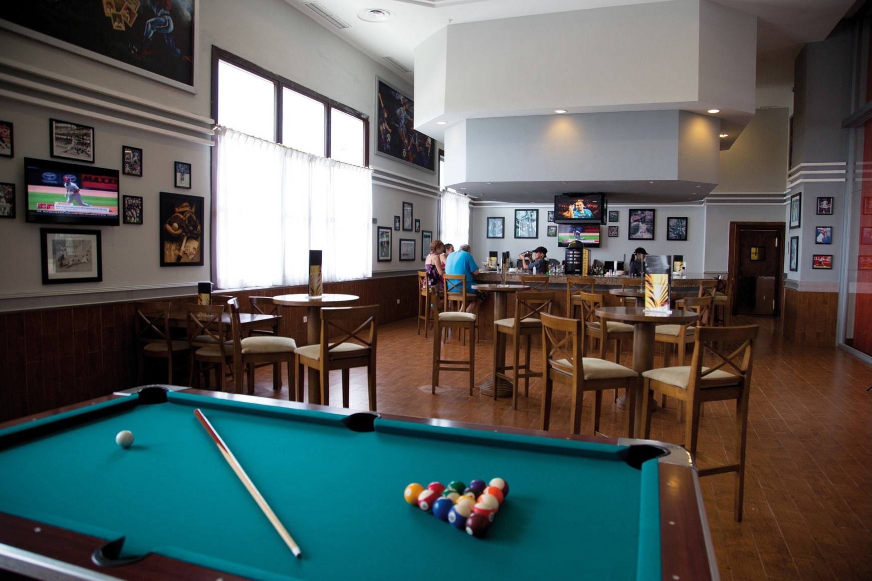 riu-palace-aruba-sports-bar