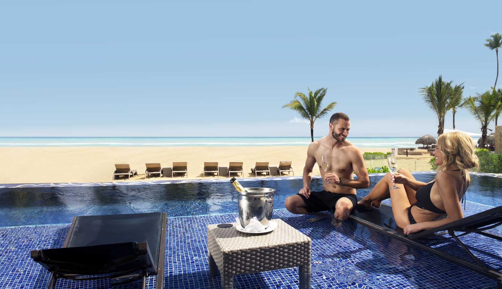 royalton-chic-punta-cana-honeymoon-couple