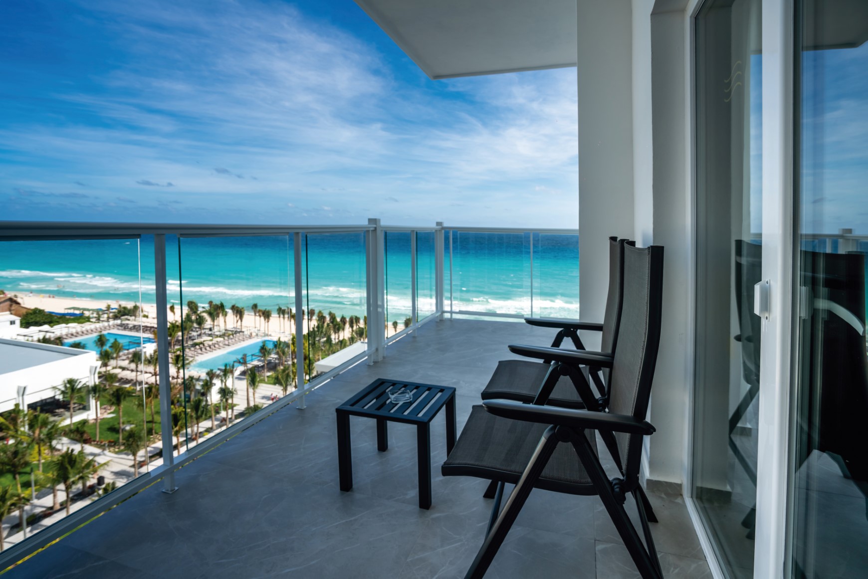riu-palace-kukulcan-4-junior-suite-partial-ocean-view